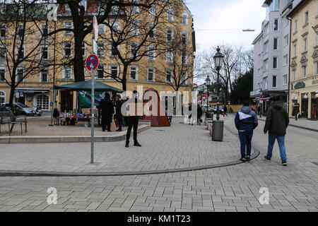 Munich, Allemagne. 09Th dec 2017. organisé un rassemblement d'activistes anonymes à Munich. Ils ont parlé aux gens et distribué des dépliants sur la surveillance, le capitalisme et d'autres sujets. crédit : Alexander pohl/pacific press/Alamy live news Banque D'Images