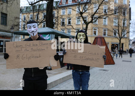 Munich, Allemagne. 09Th dec 2017. organisé un rassemblement d'activistes anonymes à Munich. Ils ont parlé aux gens et distribué des dépliants sur la surveillance, le capitalisme et d'autres sujets. crédit : Alexander pohl/pacific press/Alamy live news Banque D'Images