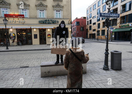 Munich, Allemagne. 09Th dec 2017. organisé un rassemblement d'activistes anonymes à Munich. Ils ont parlé aux gens et distribué des dépliants sur la surveillance, le capitalisme et d'autres sujets. crédit : Alexander pohl/pacific press/Alamy live news Banque D'Images