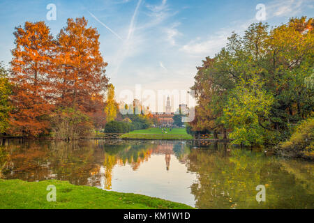 Le château des Sforza (Castello Sforzesco), vue du Parco Sempione, (le parc Sempione), à Milan, en Italie. Banque D'Images