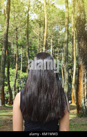 Photo de jeune fille est de retour dans la forêt Banque D'Images