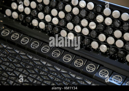 Ancien instrument de musique - accordéon bayan russe bouton close-up Banque D'Images