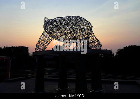 Le lever du soleil sur la sculpture de l'ours grizzli, Stuart park, ville Route de l'art, la Ville de Kelowna, Okanagan Valley, British Columbia, Canada. Banque D'Images