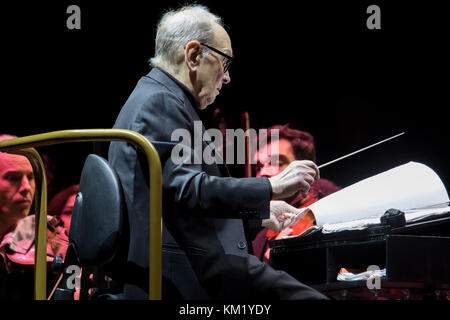 Milano, Italie. 09Th dec 2017. le maestro Ennio Morricone qui a maintenant atteint l'âge de 89 ans dirigé un orchestre composé de 90 éléments. crédit : luca marenda/pacific press/Alamy live news Banque D'Images