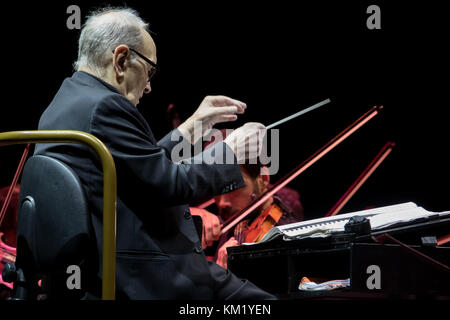 Milano, Italie. 09Th dec 2017. maestro Ennio Morricone s'engage à diriger l'orchestre sur la scène du mediolanum forum de Milan. crédit : luca marenda/pacific press/Alamy live news Banque D'Images