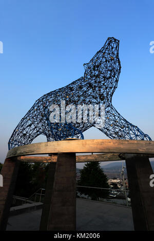 Le lever du soleil sur la sculpture de l'ours grizzli, Stuart park, ville Route de l'art, la Ville de Kelowna, Okanagan Valley, British Columbia, Canada. Banque D'Images