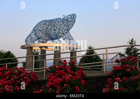 Le lever du soleil sur la sculpture de l'ours grizzli, Stuart park, ville Route de l'art, la Ville de Kelowna, Okanagan Valley, British Columbia, Canada. Banque D'Images