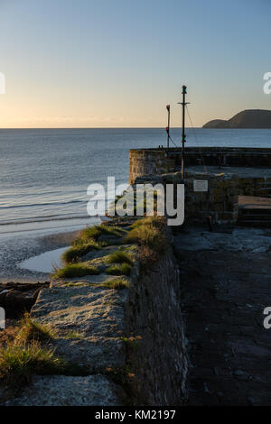 Lever du soleil à l'ensemble de l'entrée du port de Charlestown, Cornwall. Banque D'Images