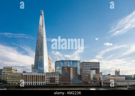 Thames Londres Southbank skyline avec 1 London Bridge, le Shard, London Bridge Hospital Banque D'Images