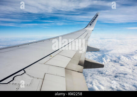 Vue depuis la fenêtre d'un avion d'une aile et le logo de Ryanair Banque D'Images