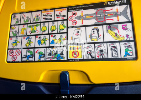 La sécurité des avions avion Ryanair carte de l'information imprimée sur le dos d'un siège Banque D'Images