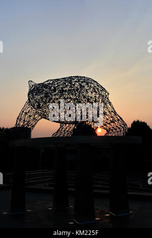 Le lever du soleil sur la sculpture de l'ours grizzli, Stuart park, ville Route de l'art, la Ville de Kelowna, Okanagan Valley, British Columbia, Canada. Banque D'Images