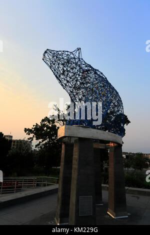 Le lever du soleil sur la sculpture de l'ours grizzli, Stuart park, ville Route de l'art, la Ville de Kelowna, Okanagan Valley, British Columbia, Canada. Banque D'Images