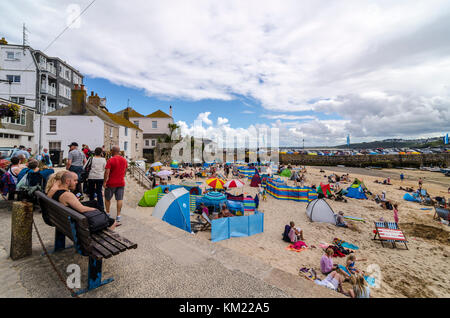 Les gens et les touristes sur St Ives Harbour Beach, plage vacances mer traditionnel anglais, Cornwall, UK Banque D'Images