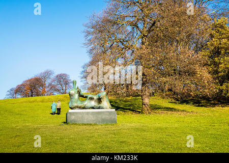 La figure allongée, la main (1979) par Henry Moore au Yorkshire Sculpture Park. Banque D'Images