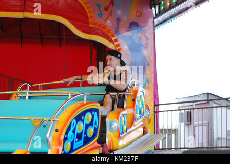 SEASIDE HEIGHTS, NJ - 15 JUILLET : Vinny Guadagnino tourne sur place pour 'Jersey Shore' le 15 juillet 2011 à Seaside Heights, New Jersey. Personnes : Vinny Guadagnino Banque D'Images