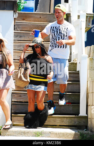 SEASIDE HEIGHTS, NJ - JUILLET 27 : Michael Sorrentino et le Jersey Shore ont fait leurs valises et quittent Seaside pour se diriger vers le camping tout en filmant sur place pour 'Jersey Shore' le 27 juillet 2011 à Seaside Heights, New Jersey People : Michael Sorrentino Banque D'Images