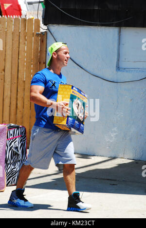 SEASIDE HEIGHTS, NJ - JUILLET 27 : Michael Sorrentino et le Jersey Shore ont fait leurs valises et quittent Seaside pour se diriger vers le camping tout en filmant sur place pour 'Jersey Shore' le 27 juillet 2011 à Seaside Heights, New Jersey People : Michael Sorrentino Banque D'Images