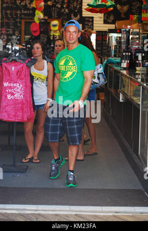 SEASIDE HEIGHTS, NJ - JUILLET 26 Jennifer 'JWoww' Farley, Nicole Polizzi, Deena Nicole Cortese ; Ronnie Magro et Vinny Guadagnino filmant sur place pour 'Jersey Shore' le 26 juillet 2011 à Seaside Heights, New Jersey People : Michael Sorrentino Banque D'Images