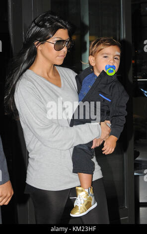 NEW YORK, NY - 17 SEPTEMBRE : Kourtney Kardashian emmène son fils Mason Dash Disick hors de leur hôtel du centre de New York, rejoint par sa sœur Kim Kardashian. Mason a un bandage sur l'oeil d'une chute plus tôt dans la semaine. Le 17 septembre 2011 à New York. Personnes : Kourtney Kardashian Mason Dash Disick Banque D'Images