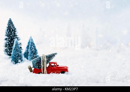 Années 1950 vintage antique camion rouge d'un arbre de Noël accueil grâce à un hiver enneigé wonder land. l'extrême profondeur de champ avec selective focus Banque D'Images