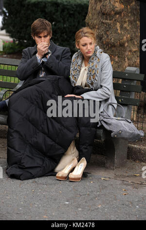NEW YORK - 14 OCTOBRE : Chace Crawford et Blake Lively sont vus sur place pour le tournage de ''Gossip Girl'' le 14 octobre 2009 à New York. Les gens : Chace Crawford, Blake Lively Banque D'Images