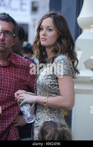 NEW YORK - 09 JUILLET : Leighton Meester , Blake Lively est vu filmer la série télévisée Gossip Girl dans les rues de Manhattan le 9 juillet 2009 à New York City People : Leighton Meester , Blake Lively Banque D'Images