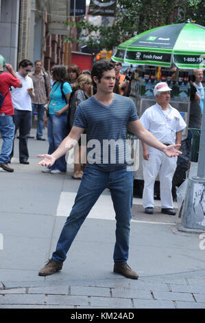 NEW YORK - 09 JUILLET : Penn Badgley est vu filmer la série télévisée Gossip Girl dans les rues de Manhattan le 9 juillet 2009 dans New York City People : Penn Badgley Banque D'Images