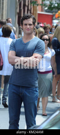 NEW YORK - 09 JUILLET : Penn Badgley est vu filmer la série télévisée Gossip Girl dans les rues de Manhattan le 9 juillet 2009 dans New York City People : Penn Badgley Banque D'Images