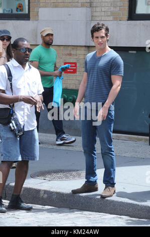 NEW YORK - 09 JUILLET : Penn Badgley est vu filmer la série télévisée Gossip Girl dans les rues de Manhattan le 9 juillet 2009 dans New York City People : Penn Badgley Banque D'Images