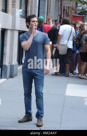 New York - 09 juillet : Penn Badgley est vu montrer le téléviseur tournage gossip girl dans les rues de Manhattan le 9 juillet 2009 à new york city people : Penn Badgley Banque D'Images