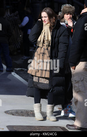 NEW YORK - 18 NOVEMBRE : Leighton Meester films scène sur place dans le film 'Gossip Girl' qui se déroule dans Midtown Manhattan le 18 novembre 2009 à New York. Les gens : Leighton Meester Banque D'Images