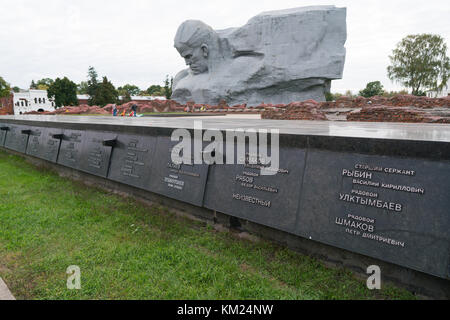 Brest, Biélorussie - 25 septembre 2016 : nécropole et Courage Monument à Brest Fortress Banque D'Images