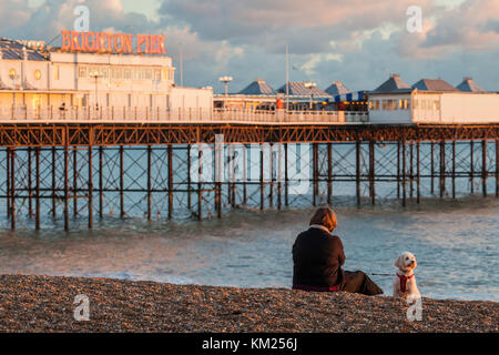 Automne coucher du soleil sur la plage de Brighton, East Sussex, Angleterre. Banque D'Images