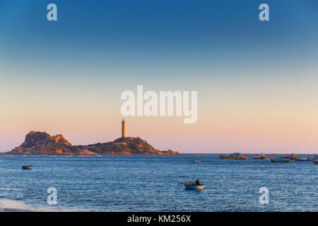 Mui ne vietnam village de bateaux de pêche et navires dans les lumières au coucher du soleil Banque D'Images