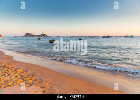 Mui ne vietnam village de bateaux de pêche et navires dans les lumières au coucher du soleil Banque D'Images