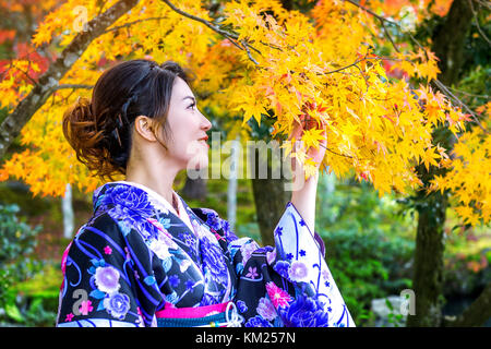 Asian woman wearing kimonos traditionnels japonais en automne parc. Le japon Banque D'Images