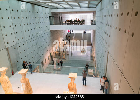 Athènes, Grèce - 15 novembre 2017 : Vue intérieure du nouveau Musée de l'Acropole à Athènes. Conçu par l'architecte franco-suisse Bernard Tschumi. Banque D'Images