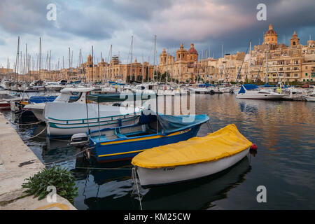 Coucher de soleil sur Vittoriosa Yacht Marina, à Malte. Banque D'Images