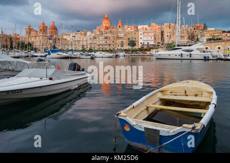 Coucher de soleil sur vittoriosa yacht marina, à Malte. Banque D'Images