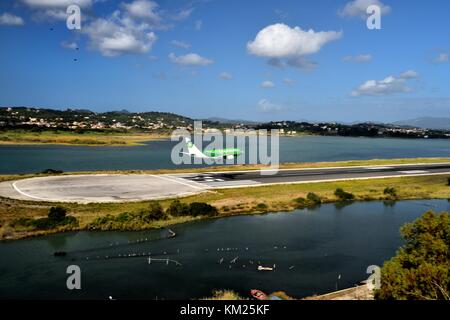 D-ager de flygermania en approche finale de la piste 35 de l'aéroport de Corfou en septembre 2017 Banque D'Images