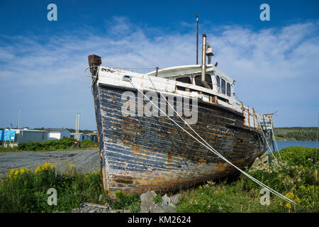 Bateau de pêche abandonné sur la berge à Marie Joseph sur la côte Est de la Nouvelle-Écosse, Canada. Banque D'Images