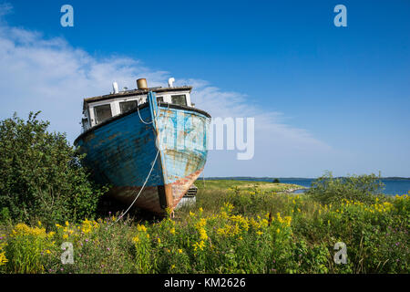 Bateau de pêche abandonné sur la berge à Marie Joseph sur la côte Est de la Nouvelle-Écosse, Canada. Banque D'Images