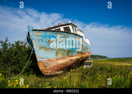 Bateau de pêche abandonné sur la berge à Marie Joseph sur la côte Est de la Nouvelle-Écosse, Canada. Banque D'Images