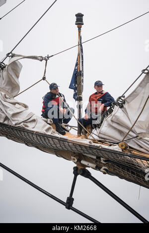 En altitude l'équipage dans le gréement de l'United States Coast Guard Barque "Eagle" au cours de l'arrivée à Halifax, Nouvelle-Écosse, Canada POUR RDV 2017. Banque D'Images