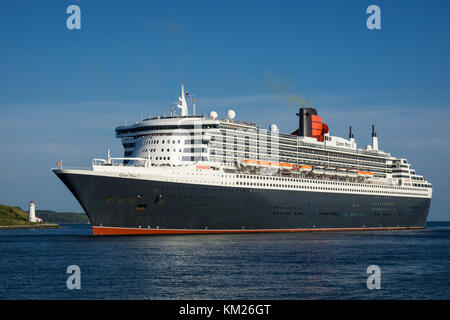 Queen Mary II passe le phare de l'île Georges dans le port de Halifax, Nouvelle-Écosse, Canada. Banque D'Images