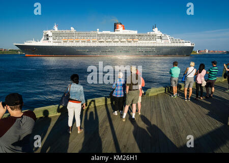 Les touristes regarder Queen Mary II au cours d'une sailpast dans le port de Halifax, Nouvelle-Écosse, Canada. Banque D'Images