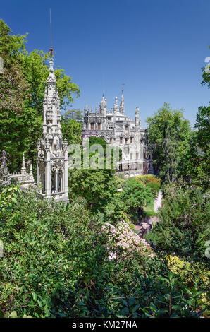 Astonising château blanc dans un magnifique parc verdoyant. site du patrimoine mondial de l 'Quinta da Regaleira' situé près de Sintra, Portugal. c'est l'un des pr Banque D'Images