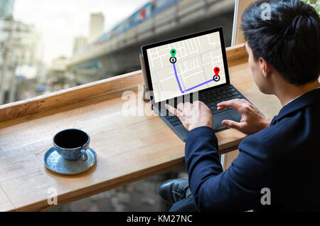 A l'aide d'un ordinateur portable et montrant une partie de la carte de navigation pour choisir l'orientation sur fond d'embouteillage, transport Banque D'Images