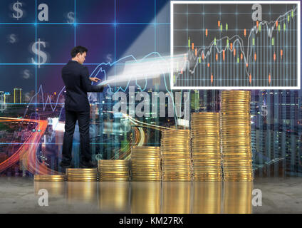 Asian businessman standing au-dessus de la pile de pièces d'or et à l'aide de la tablette graphique de la bourse de commerce de marché sur le commerce graphique background Banque D'Images